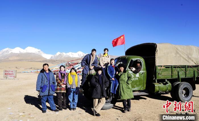 圖為電影《雪域青春》主創(chuàng)團(tuán)隊在西藏唐古拉山拍攝點。　攝制組供圖 攝