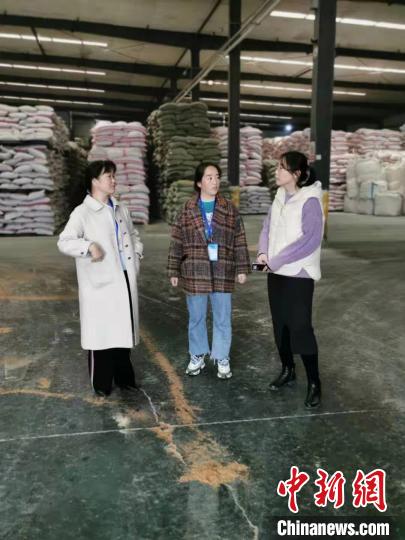 圖為次仁措姆(中)正在開展街道工作。<a target='_blank' ><p  align=