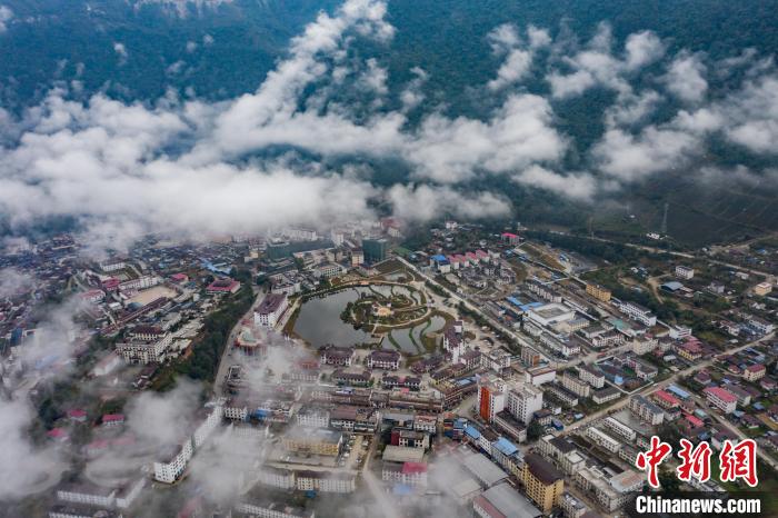 圖為墨脫縣城?！『闻罾?攝