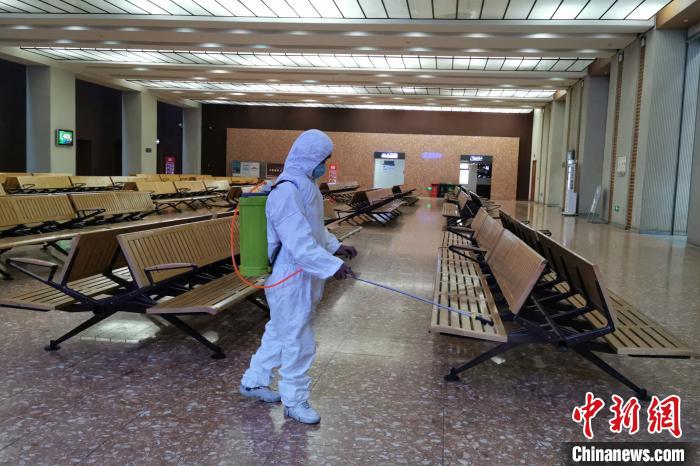 圖為拉薩車站工作人員在候車室進行消毒?！±詈Ｐ?攝