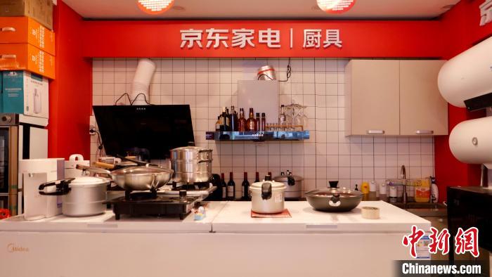 圖為店內(nèi)部分商品展示?！≈x牧 攝