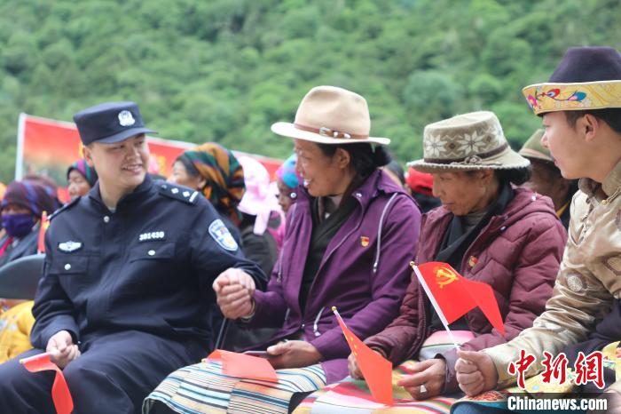 圖為李陽(yáng)副所長(zhǎng)(前排左一)與卓嘎、央宗姐妹共同參加愛(ài)國(guó)主義教育活動(dòng)。　德吉 攝