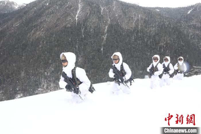 圖為徒步前進(jìn)?！〗有?攝