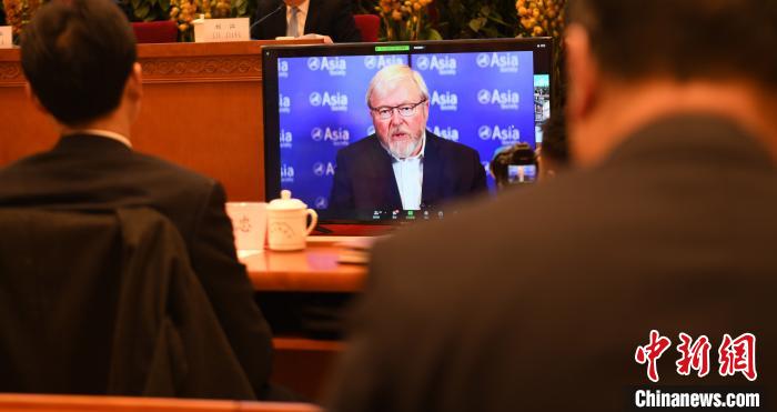 圖為外國專家通過線上進(jìn)行分享交流。　趙朗 攝