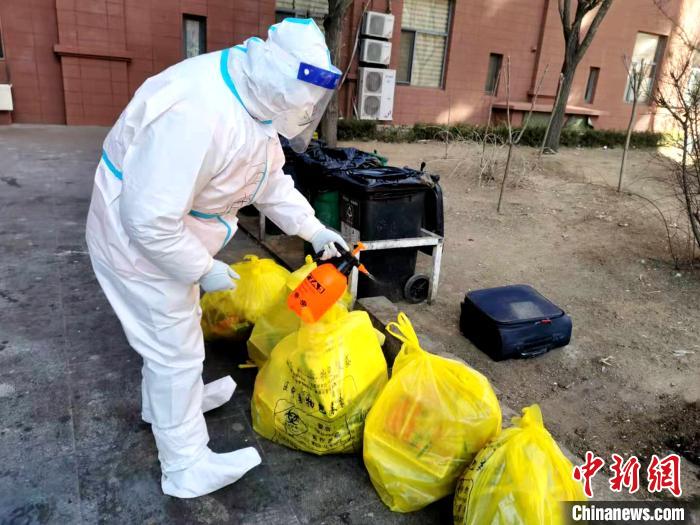 給垃圾做消殺?！¤F西區(qū)委宣傳部 攝