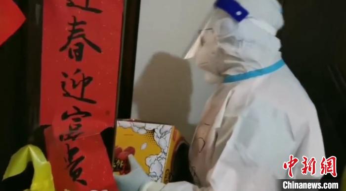 為封閉在家居民送快遞。　鐵西區(qū)委宣傳部 攝