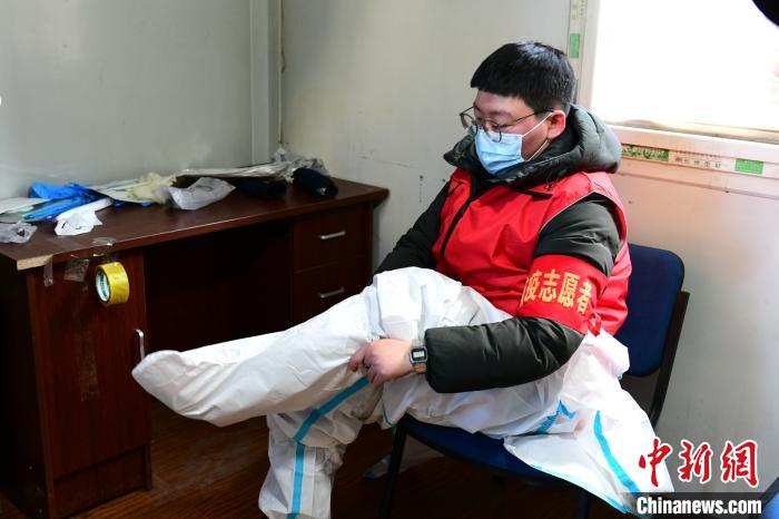 穿防護服?！¤F西區(qū)委宣傳部 攝