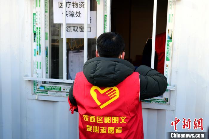 領(lǐng)防護用品。　鐵西區(qū)委宣傳部 攝