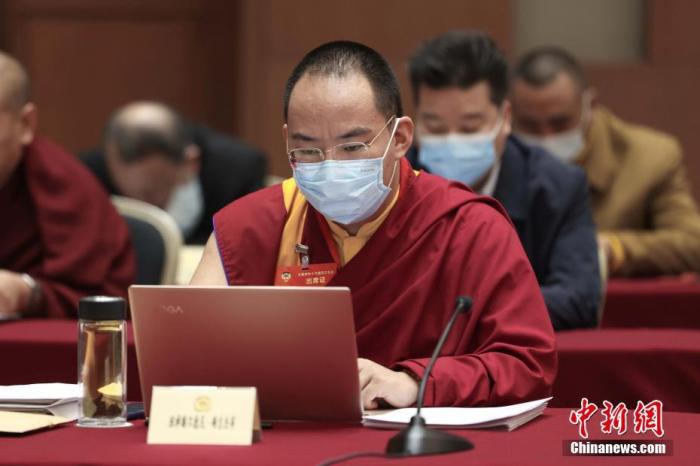 3月9日上午，全國政協(xié)十三屆四次會(huì)議舉行小組會(huì)議，討論“兩高”工作報(bào)告，審議各項(xiàng)決議和報(bào)告草案。圖為北京友誼賓館宗教界別委員小組會(huì)議現(xiàn)場，全國政協(xié)常委、中國佛教協(xié)會(huì)副會(huì)長、中國佛教協(xié)會(huì)西藏分會(huì)會(huì)長班禪額爾德尼·確吉杰布參加討論。<a target='_blank' ><p  align=