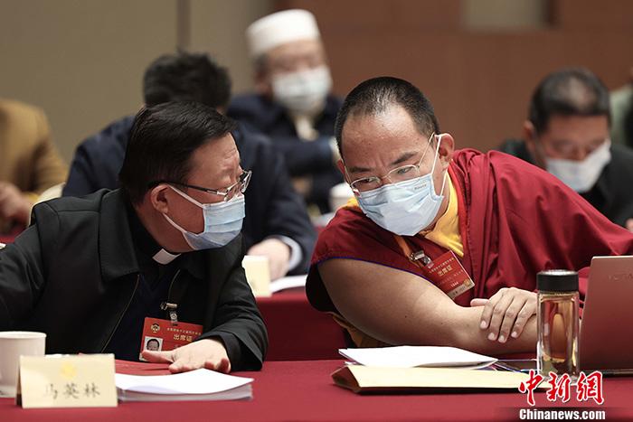 3月9日上午，全國政協(xié)十三屆四次會(huì)議舉行小組會(huì)議，討論“兩高”工作報(bào)告，審議各項(xiàng)決議和報(bào)告草案。圖為北京友誼賓館宗教界別委員小組會(huì)議現(xiàn)場，全國政協(xié)常委、中國佛教協(xié)會(huì)副會(huì)長、中國佛教協(xié)會(huì)西藏分會(huì)會(huì)長班禪額爾德尼·確吉杰布(右)與全國政協(xié)常委、中國天主教主教團(tuán)主席馬英林(左)交流。<a target='_blank' ><p  align=