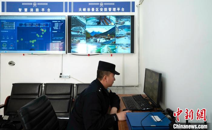 西藏移民管理警察:“護游警務”創(chuàng)建平安景區(qū)