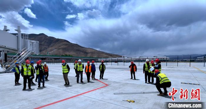 圖為驗(yàn)收組驗(yàn)收項(xiàng)目?！〉┰鐾?攝