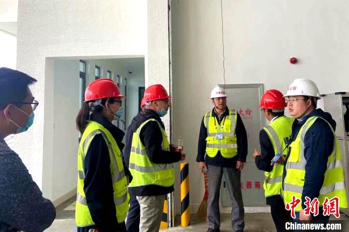 圖為驗(yàn)收組驗(yàn)收項(xiàng)目。　旦增旺扎 攝