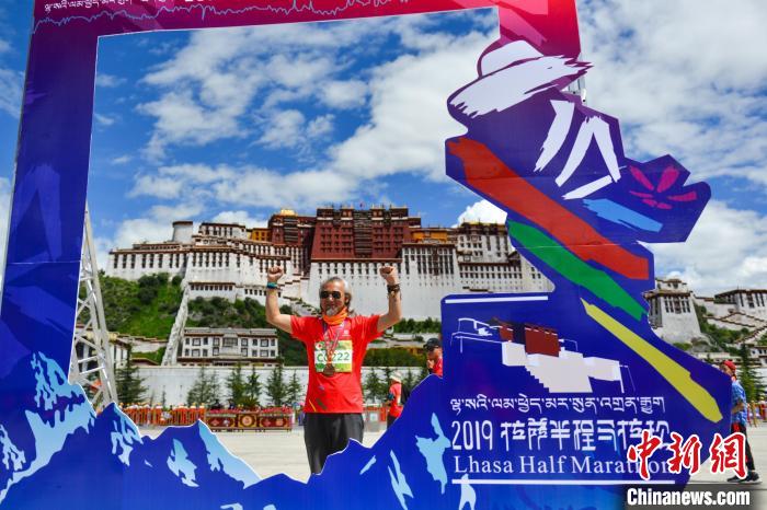 資料圖為2019年8月18日，拉薩舉行半程馬拉松賽?！〗w波 攝
