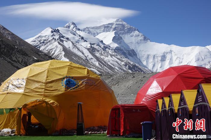 5月9日的珠峰北坡登山大本營?！∪轿木?攝