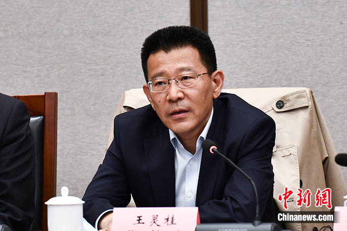 5月16日，由中國社會科學(xué)院西藏智庫、中國社會科學(xué)院民族學(xué)與人類學(xué)研究所主辦的第五屆西藏智庫國際論壇在北京舉行。中國社會科學(xué)院副院長王靈桂在致辭中表示，今年是西藏和平解放70周年，西藏人民團(tuán)結(jié)奮斗，把貧窮落后的舊西藏建設(shè)成經(jīng)濟(jì)發(fā)展、文化繁榮、社會進(jìn)步、環(huán)境良好、生活幸福的社會主義新西藏，西藏歷史上第一次徹底消滅了絕對貧困，同全國人民一起，西藏各族人民已經(jīng)走進(jìn)全面建成小康社會的新時代，進(jìn)入歷史發(fā)展的新坐標(biāo)。 <a target='_blank' ><p  align=