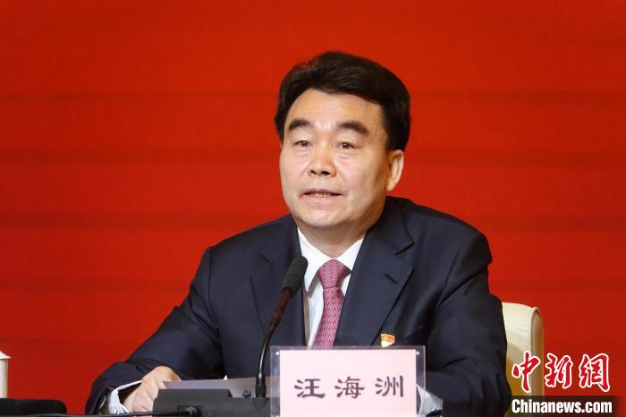 汪海洲在發(fā)布會上介紹西藏自治區(qū)黨史學習教育開展情況?！∪轿木?攝