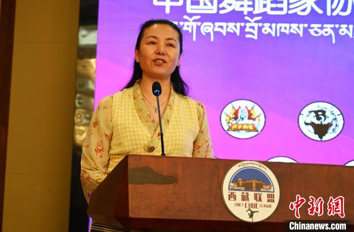 圖為西藏自治區(qū)舞蹈家協(xié)會(huì)主席達(dá)娃拉姆致辭?！≮w朗 攝