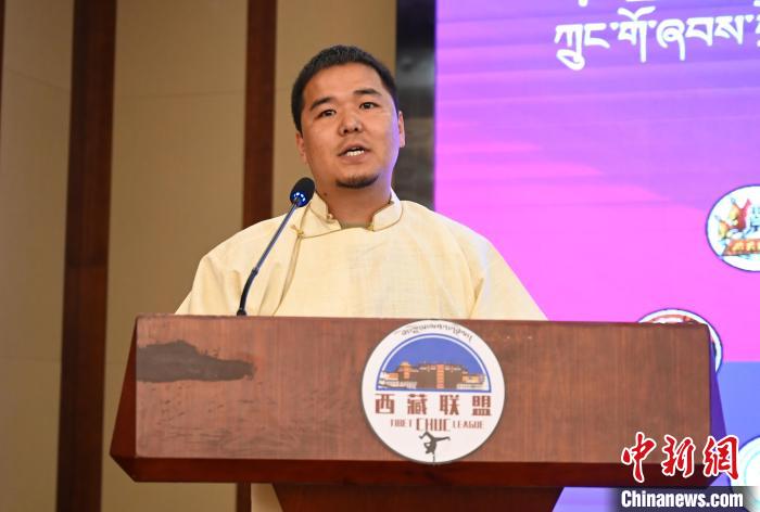 圖為西藏街舞聯(lián)盟常務(wù)副主任朗卡旺青致辭?！≮w朗 攝