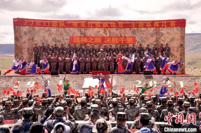 圖為主題歌詠比賽活動現(xiàn)場?！●R成鎖 　攝