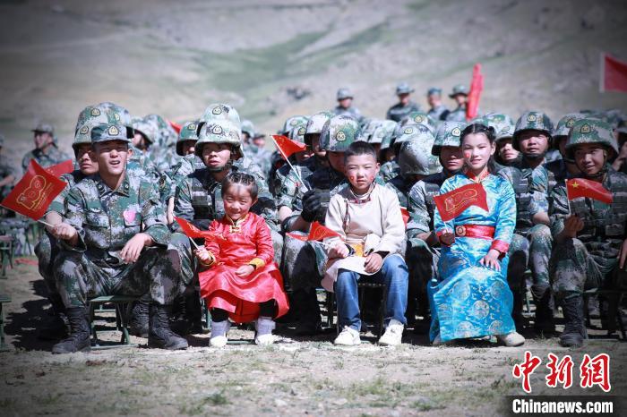 圖為駐地小朋友參加此次活動?！?普布扎西 攝