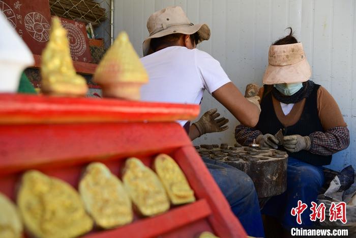 圖為6月14日，拉薩的手工藝人制作“擦擦”。 <a target='_blank' ><p  align=