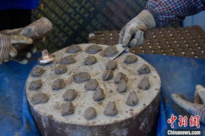 6月14日，拉薩的手工藝人制作“擦擦”。 <a target='_blank' ><p  align=