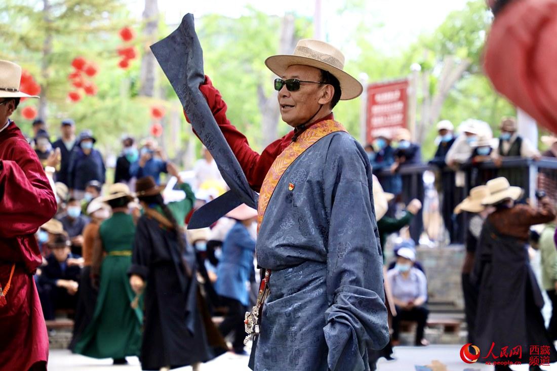 拉薩市民在宗角祿康公園跳鍋莊舞。人民網(wǎng) 次仁羅布攝