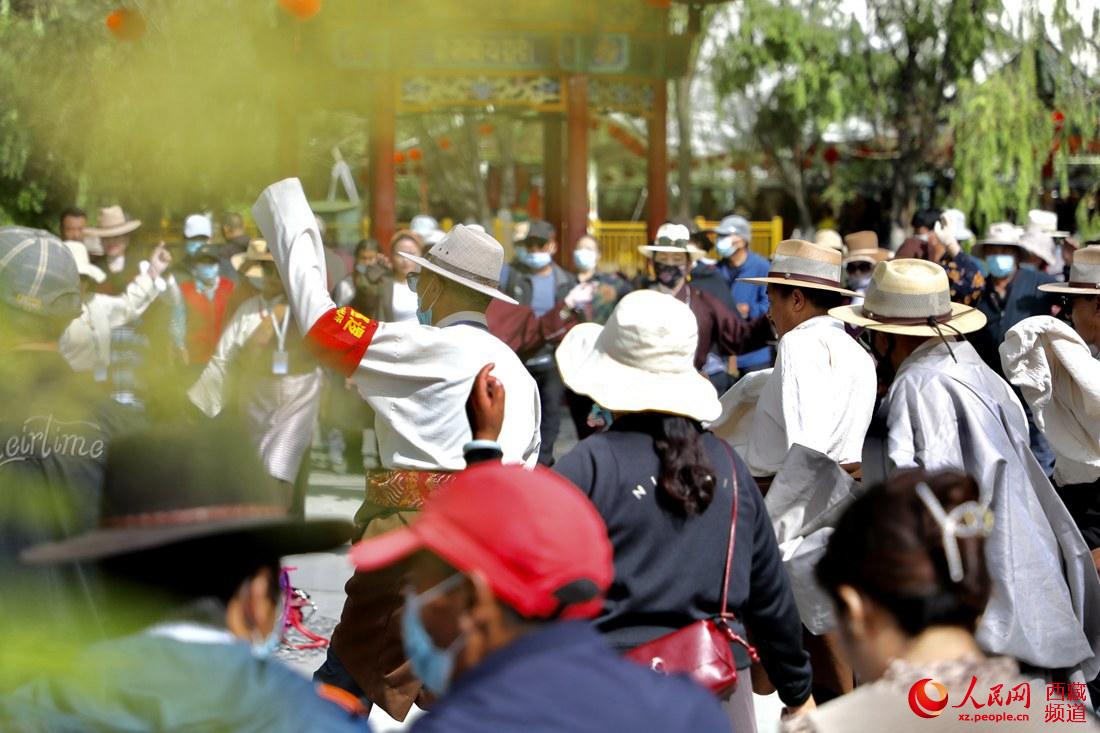 拉薩市民在宗角祿康公園跳鍋莊舞。人民網(wǎng) 次仁羅布攝