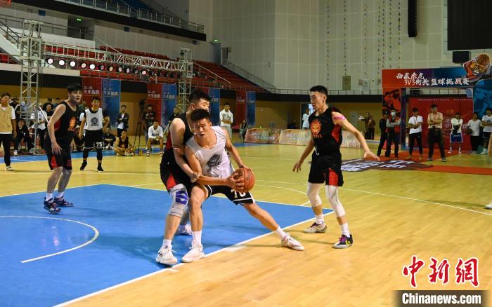 圖為西藏美康隊(白色球衣)對決雪域兄弟隊。　趙朗 攝