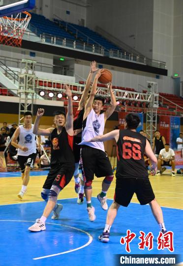 圖為西藏美康隊(白色球衣)對決雪域兄弟隊?！≮w朗 攝