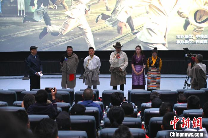 圖為主創(chuàng)人員分享譯制過程。　趙朗 攝