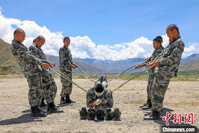 圖為荊棘排雷訓(xùn)練?！⊥踔緜?攝