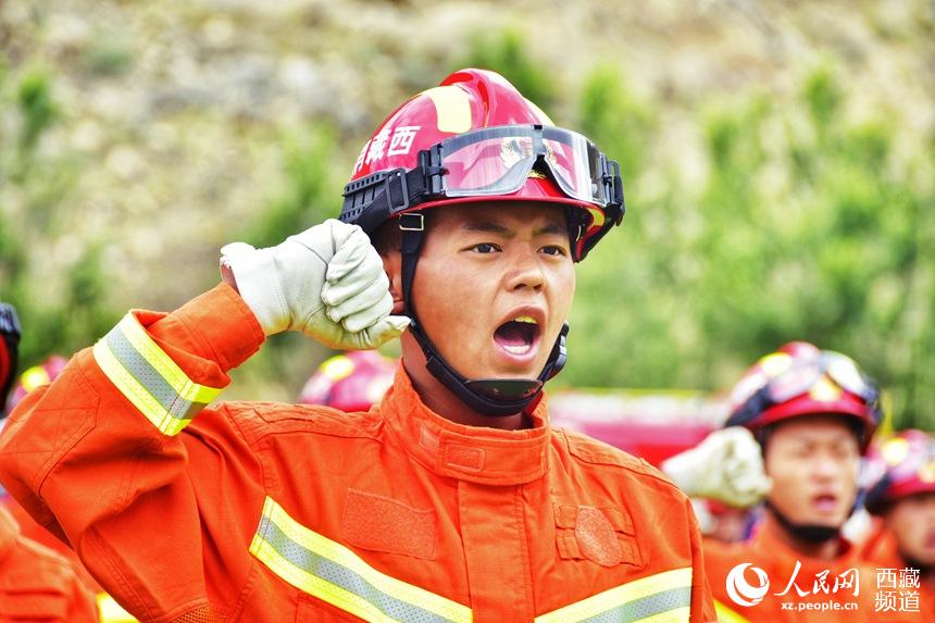 消防指戰(zhàn)員重溫入隊誓詞。人民網(wǎng) 李海霞 攝