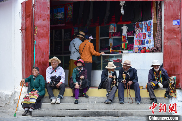 7月24日，轉(zhuǎn)經(jīng)老人在拉薩八廓街上休息。 <a target='_blank' ><p  align=