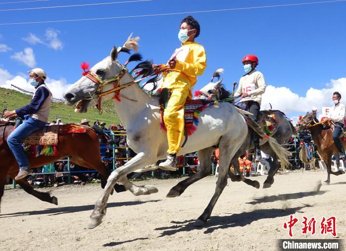 圖為打隆物交會期間舉辦的賽馬活動?！∪轿木?攝