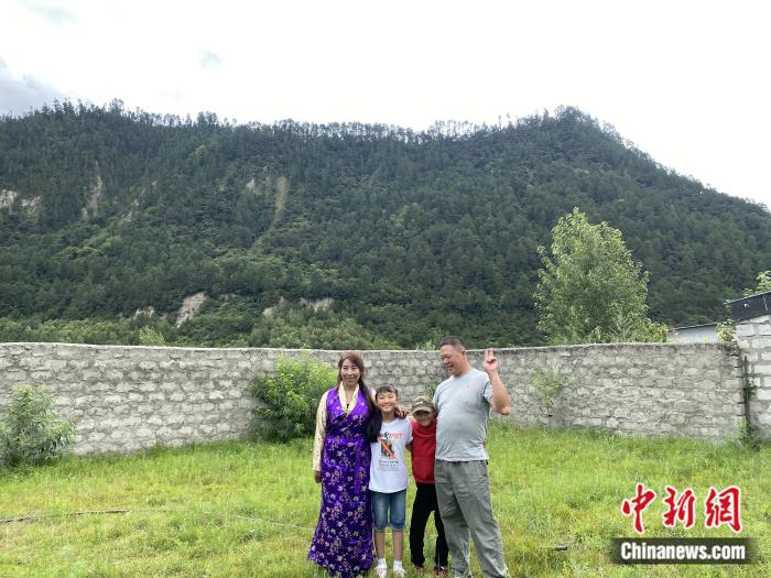 周勁名一家。彭寧鈴 攝