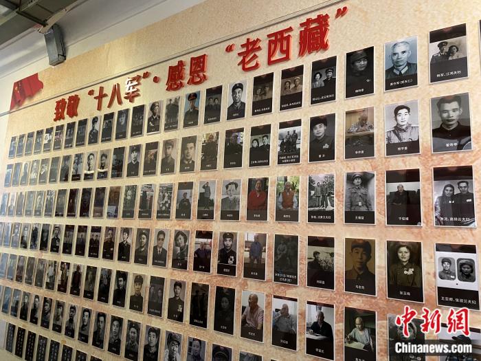 紅樓內(nèi)的展示墻。彭寧鈴 攝