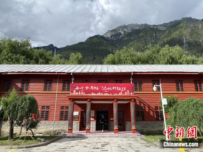 波密紅樓。彭寧鈴 攝