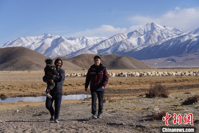 資料圖為4月29日，王克明在西藏自治區(qū)阿里地區(qū)噶爾縣義診。 <a target='_blank' ><p  align=