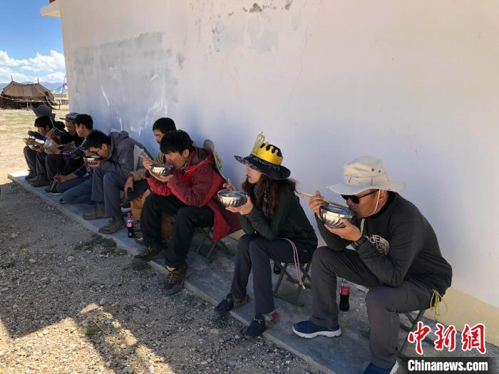 科考隊(duì)員在高原湖泊岸邊進(jìn)餐。　<a target='_blank' ><p  align=