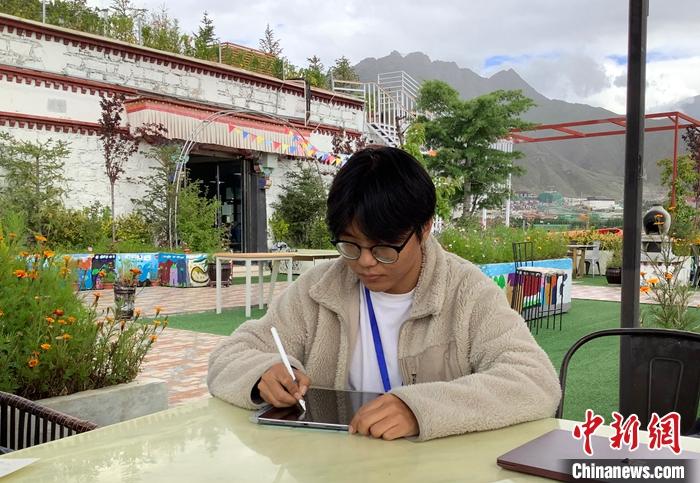 “Z世代”旦真旺加認為，拉薩是一座開放與包容的城市，記憶中的拉薩是彩色的。2021年，旦真旺加從浙江大學(xué)漢語言文學(xué)專業(yè)畢業(yè)后，他選擇回到拉薩，成為一名漢語文實習(xí)助教。圖為8月4日，旦真旺加在課間陪學(xué)生玩耍。 <a target='_blank' ><p  align=