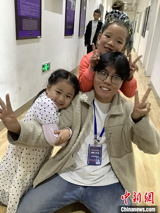 “Z世代”旦真旺加認為，拉薩是一座開放與包容的城市，記憶中的拉薩是彩色的。2021年，旦真旺加從浙江大學(xué)漢語言文學(xué)專業(yè)畢業(yè)后，他選擇回到拉薩，成為一名漢語文實習(xí)助教。圖為8月4日，旦真旺加在課間陪學(xué)生玩耍。 <a target='_blank' ><p  align=