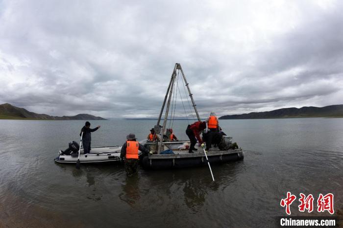 科考隊(duì)員向巴木錯湖心進(jìn)發(fā)?！?lt;a target='_blank' ><p  align=