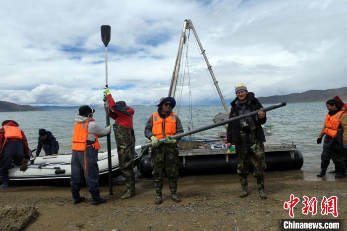 科考隊(duì)員從巴木錯采樣歸來?！?lt;a target='_blank' ><p  align=
