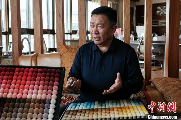 圖為8月4日，次旦展示自己的藏毯標(biāo)準(zhǔn)“色卡”。 <a target='_blank' ><p  align=