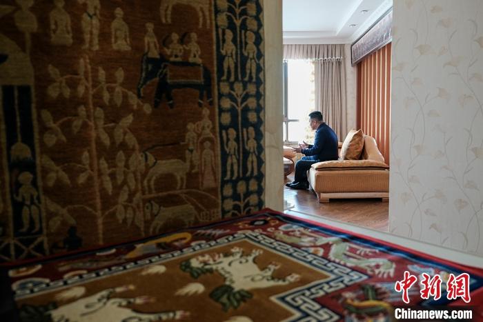 8月4日，次旦在拉薩的公司里懸掛展示的精美藏毯。 <a target='_blank' ><p  align=