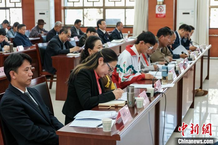 圖為8月10日座談會(huì)現(xiàn)場(chǎng)，左一為歸國(guó)定居藏胞晉美次旦?！〗w波 攝