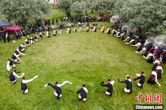 資料圖為西藏昌都丁青縣民眾跳歡快的鍋莊舞?！〗w波 攝