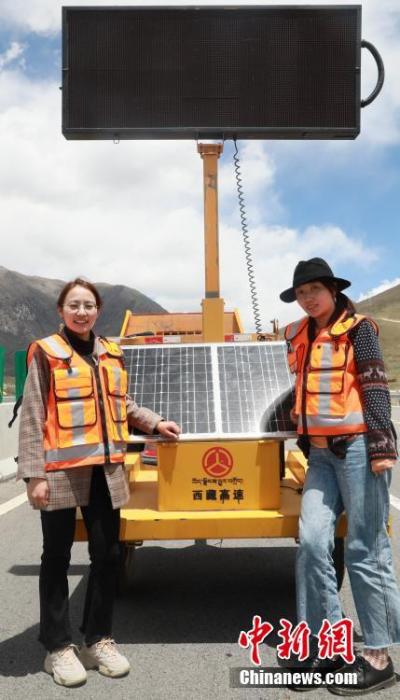 圖為萍措(右)在采訪過(guò)程中留影。(資料圖片) <a target='_blank' ><p  align=